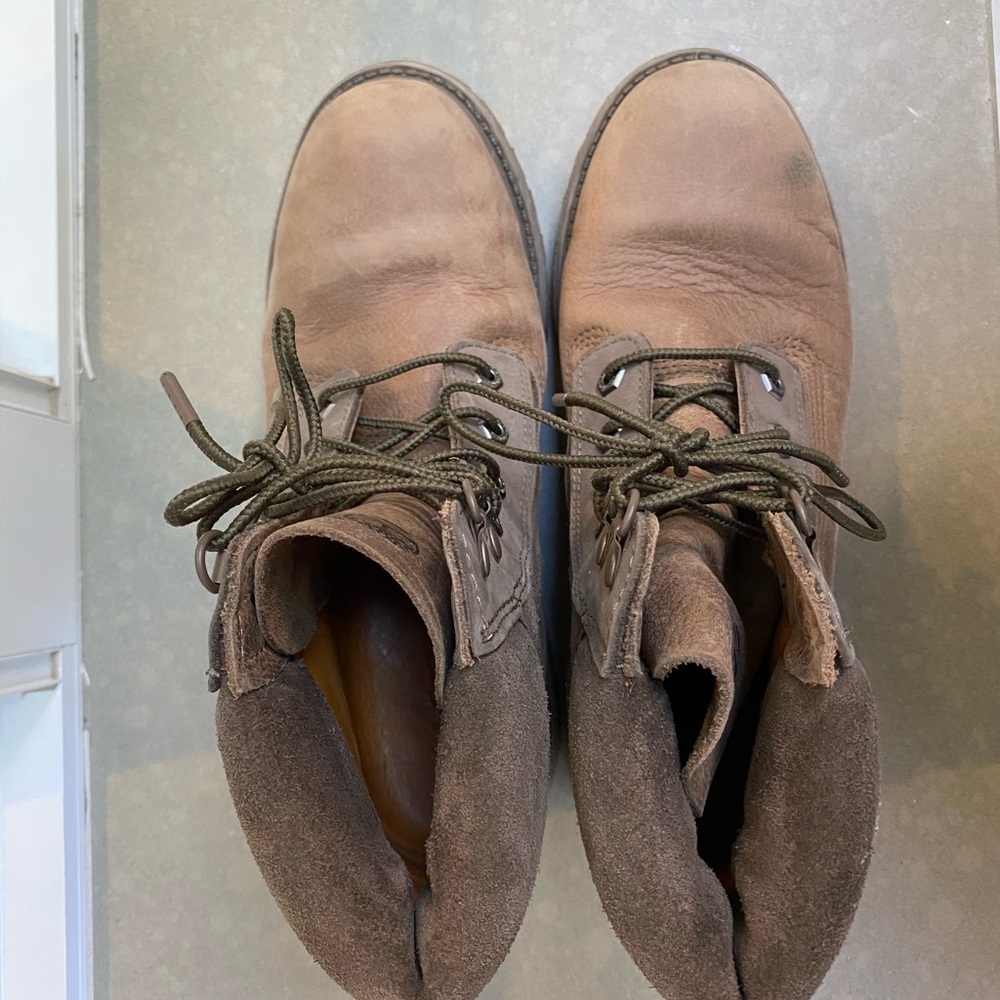 Timberland Women’s Classic Distressed Lace Up Boot - Picture 6 of 8